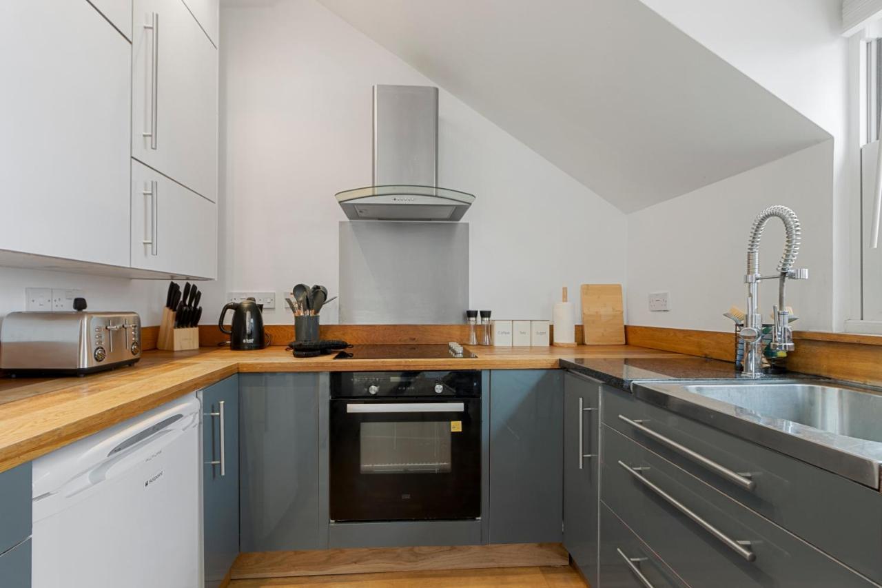 Stunning Sea View Whole Home In Torbay Close To Beach Торки Екстериор снимка